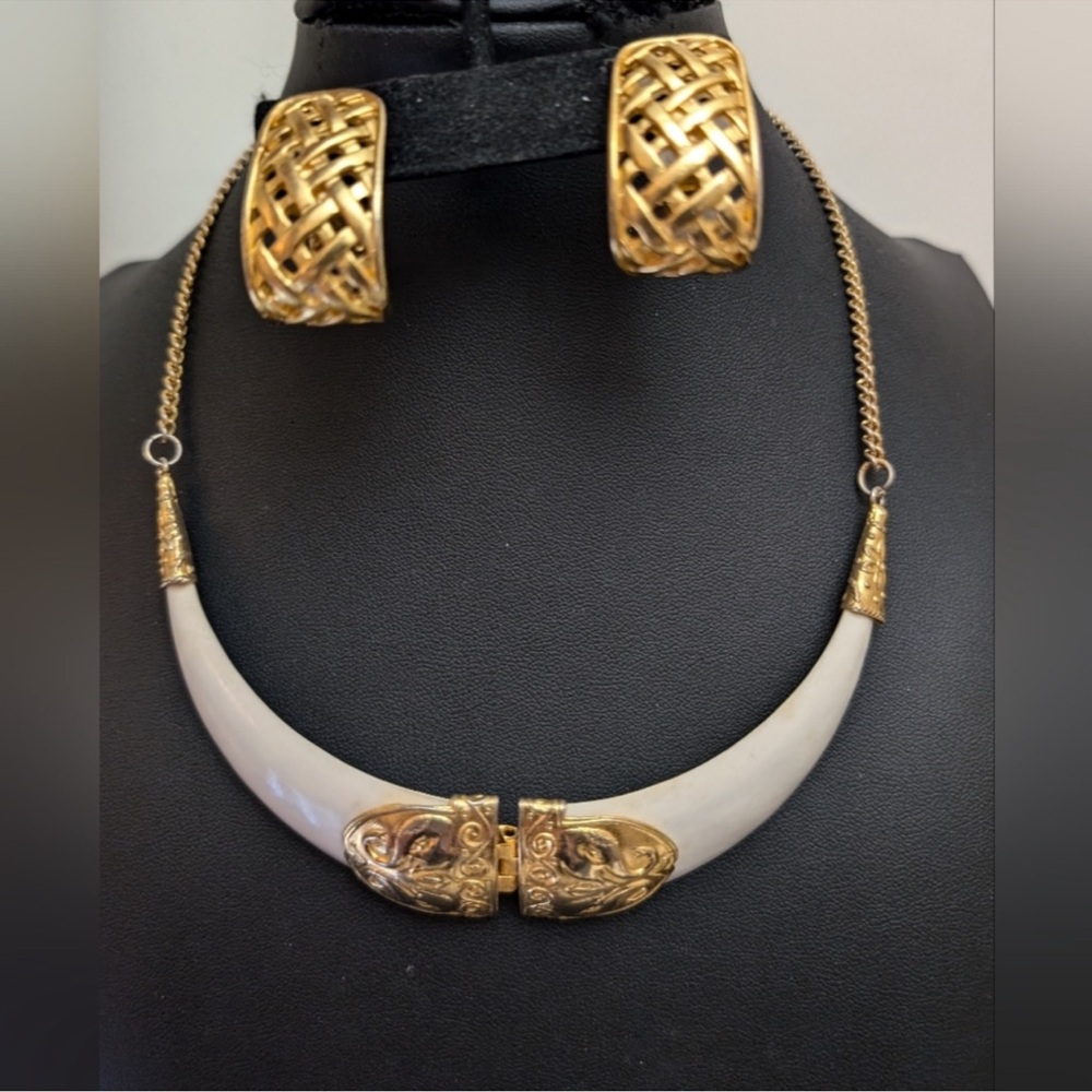 VINTAGE Lucite Necklace and Clip-On Earrings Set